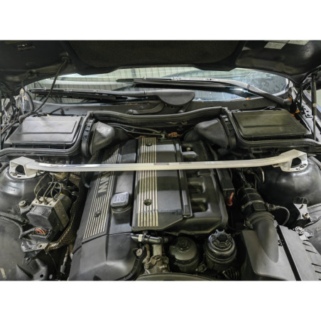 BARRA DE TORRETAS DELANTERA ULTRA RACING 2 PUNTOS PARA BMW E39 (525I) 2.5 2WD 1995-2004