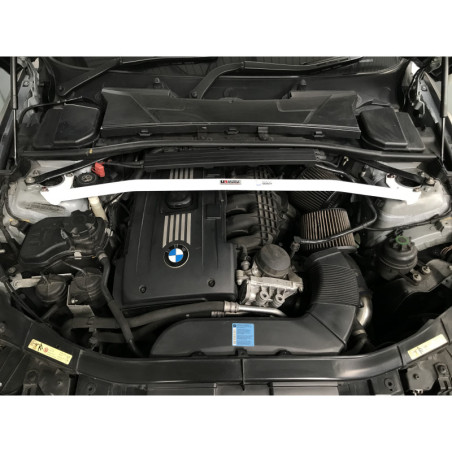 BARRA DE TORRETAS DELANTERA ULTRA RACING 2 PUNTOS PARA BMW E82 (135I) 3.0TT 2WD COUPÉ 2007-2013