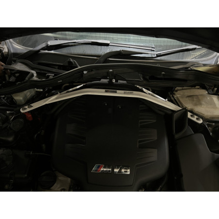 BARRA DE TORRETAS DELANTERA ULTRA RACING 4 PUNTOS PARA BMW E90 (M3) 4.0 V8 2WD SEDÁN 2007-2013