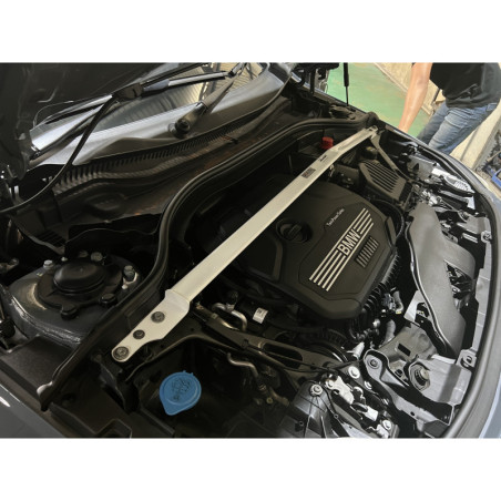 BARRA DE TORRETAS DELANTERA ULTRA RACING 2 PUNTOS PARA BMW F40 (120I) 2.0T 2WD 2020-PRESENTE