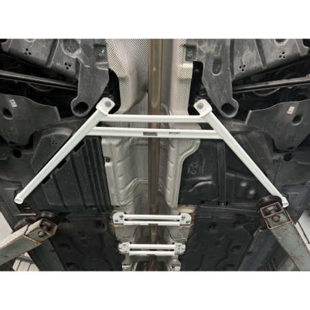 BARRA INFERIOR TRASERA ULTRA RACING 4 PUNTOS PARA BMW F40 (120I) 2.0T 2WD 2020-PRESENTE