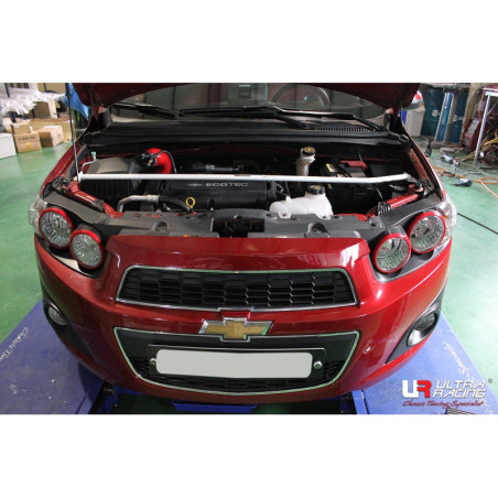 BARRA DE TORRETAS DELANTERA ULTRA RACING 2 PUNTOS PARA CHEVROLET AVEO 2ª GEN. (T300) 1.4T 2WD HATCHBACK 2012-2020