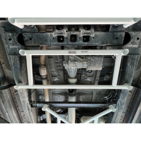 BARRA INFERIOR CENTRAL ULTRA RACING 4 PUNTOS PARA ISUZU D-MAX 3ª GEN. (RG) 1.9D 4WD AT 2019-PRESENTE