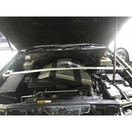 BARRA DE TORRETAS DELANTERA ULTRA RACING 2 PUNTOS PARA LEXUS LX 470 3ª GEN. (J200) 4.7 V8 2WD 2007-2021