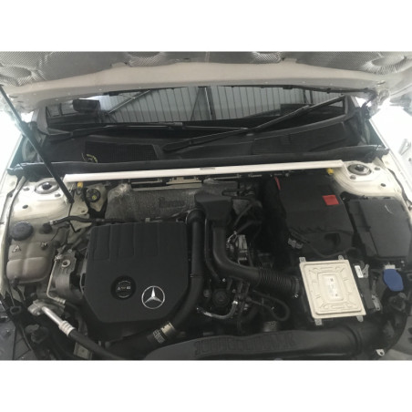 BARRA DE TORRETAS DELANTERA ULTRA RACING 2 PUNTOS PARA MERCEDES-BENZ V177 A200 1.3 2WD SEDÁN 2018-PRESENTE