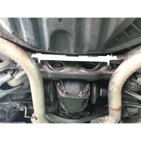 BARRA INFERIOR TRASERA ULTRA RACING 2 PUNTOS PARA MERCEDES-BENZ W211 E55 AMG 5.4 V8 2WD 2003-2006