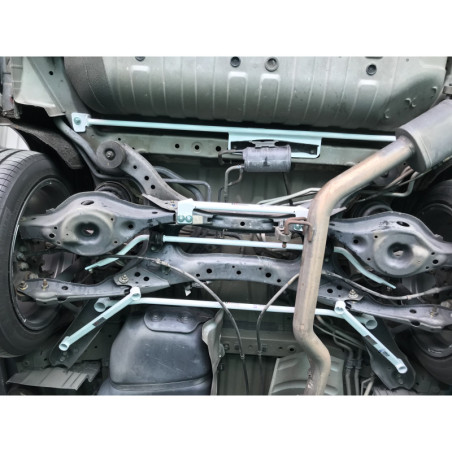 BARRA INFERIOR TRASERA ULTRA RACING 3 PUNTOS PARA NISSAN ELGRAND 3ª GEN. (E52) 3.5 V6 2WD 2010-PRESENTE