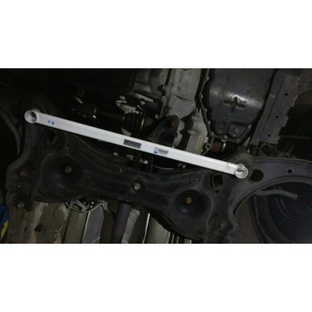 BARRA INFERIOR DELANTERA ULTRA RACING 2 PUNTOS PARA NISSAN MARCH 4ª GEN. (K13) 1.5 2WD 2010-PRESENTE