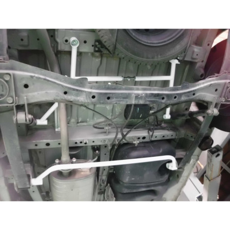 BARRA INFERIOR TRASERA ULTRA RACING 2 PUNTOS PARA NISSAN NV200 (M20) 1.6 2WD 2009-PRESENTE