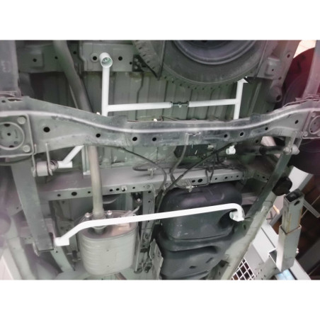 BARRA INFERIOR TRASERA ULTRA RACING AJUSTABLE 4 PUNTOS PARA NISSAN NV200 (M20) 1.6 2WD 2009-PRESENTE