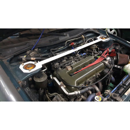 BARRA DE TORRETAS DELANTERA ULTRA RACING 2 PUNTOS PARA NISSAN PRIMERA (P10) 2.0 2WD 1990-1996