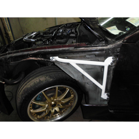 BARRA DE REFUERZO DE ALETAS ULTRA RACING 3 PUNTOS PARA NISSAN SKYLINE 9ª GEN. (ENR33 GTS4) 2.5T 2WD 1993-1998