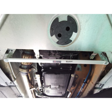 BARRA INFERIOR DELANTERA ULTRA RACING 2 PUNTOS PARA TOYOTA SUPRA 5ª GEN. (J29/DB) B48 2.0T 2WD LIFTBACK COUPÉ 2019-PRESENTE