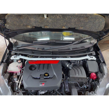 BARRA DE TORRETAS DELANTERA ULTRA RACING 2 PUNTOS PARA TOYOTA GR YARIS (XP210) 1.6 GTS 4WD 2020-PRESENTE