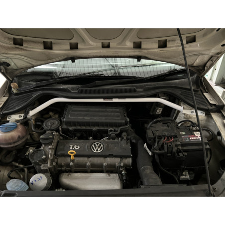 BARRA DE TORRETAS DELANTERA ULTRA RACING 2 PUNTOS PARA VOLKSWAGEN POLO SEDÁN (A05) 1.6 MPI 2WD 2010-PRESENTE