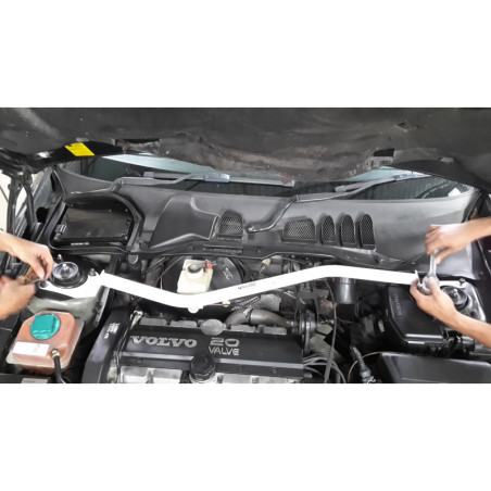 BARRA DE TORRETAS DELANTERA ULTRA RACING 2 PUNTOS PARA VOLVO 850 2.5T OBD1 2WD SEDÁN 1992-1997